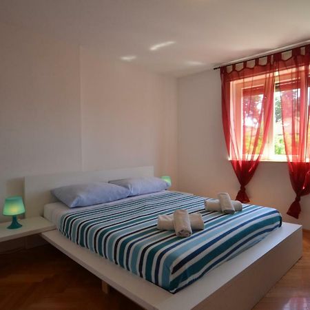 Apartman Terzic ロヴィニ エクステリア 写真
